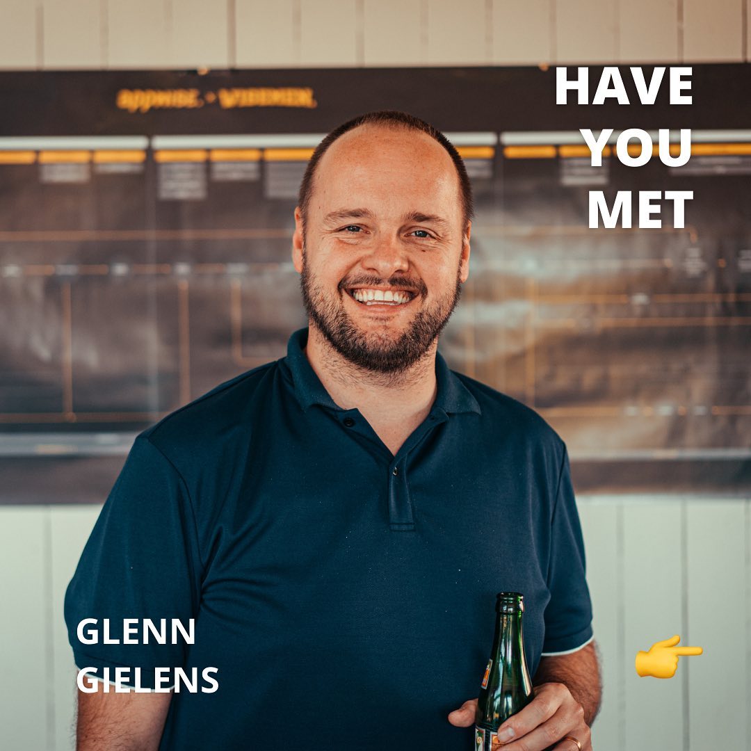 HAVE YOU MET… Glenn Gielens! @ggielens 
Al drie jaar brengt hij Appwise x Wisemen naar een hoger niveau 🚀 En daar zijn wij niet rouwig om, want dat gaat altijd gepaard met een brede glimlach, veel gebulderlach en een streepje (vettige) humor 😂 En soms gin sour. (Die sabbayon hebben we voor alle duidelijkheid nog nooit gezien 🧐😏). Swipe voor meer Glenn! 👆🏼
•
#haveyoumet #gg #glenn #frolleague #wisemen #familyman #strategy #headofstrategy #digitaletransformator #happy #employerbranding #topteam